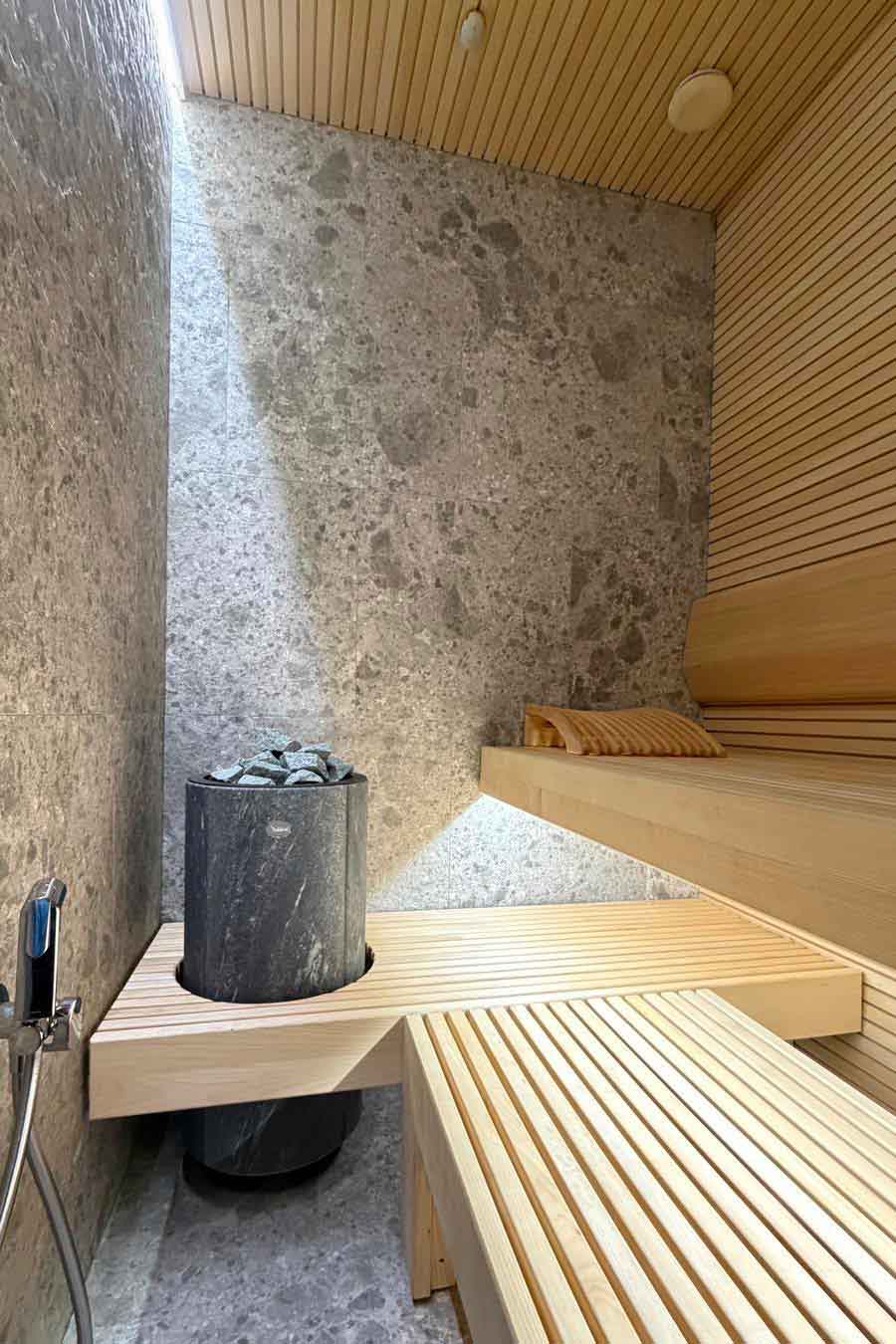 Sauna wykończona drewnem i kamieniem