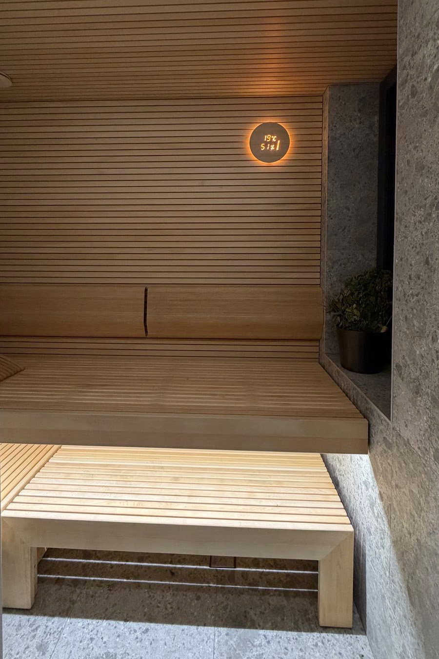 Sauna wykończona drewnem i kamieniem