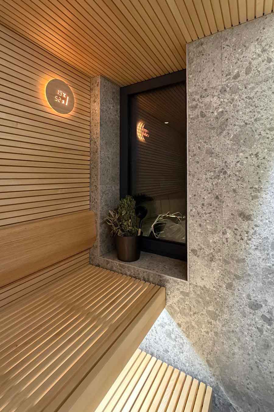 Sauna wykończona drewnem i kamieniem