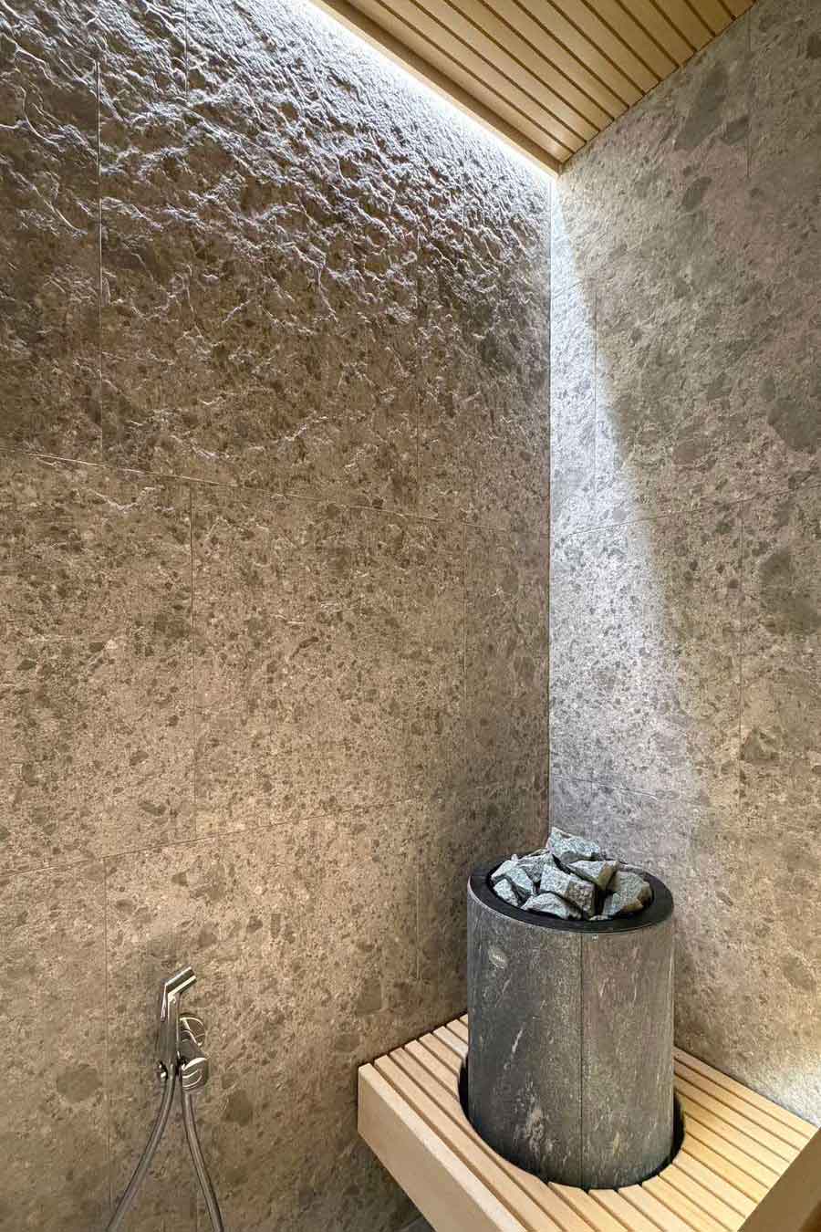 Sauna wykończona drewnem i kamieniem