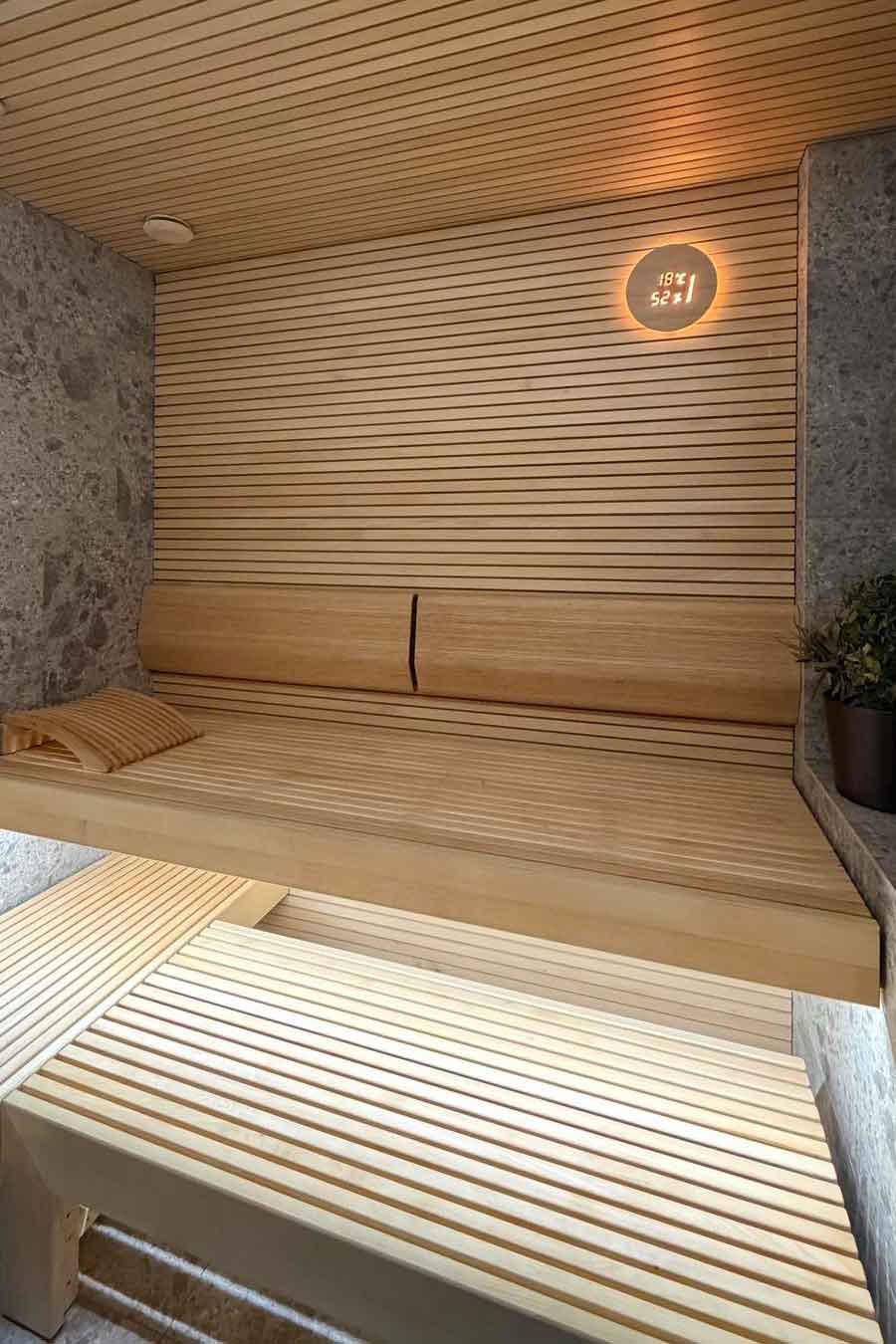 Sauna wykończona drewnem i kamieniem