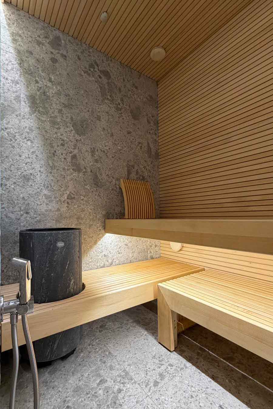 Sauna wykończona drewnem i kamieniem