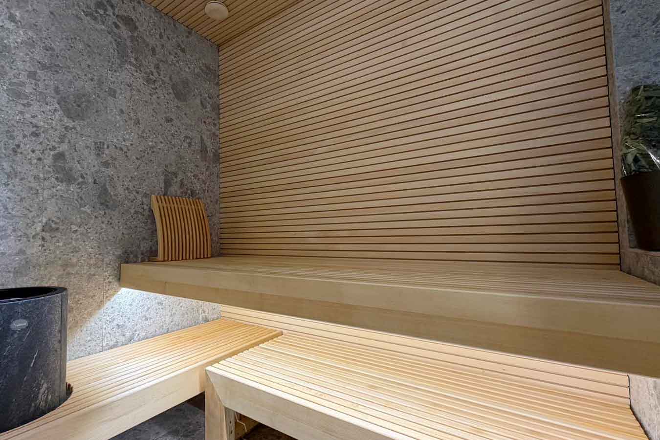 Sauna wykończona drewnem i kamieniem