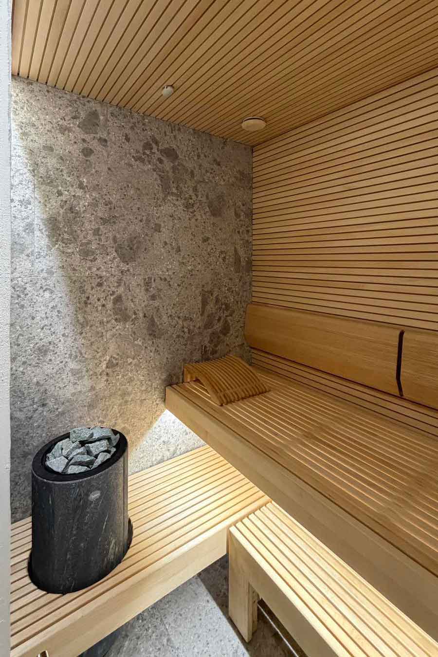 Sauna wykończona drewnem i kamieniem
