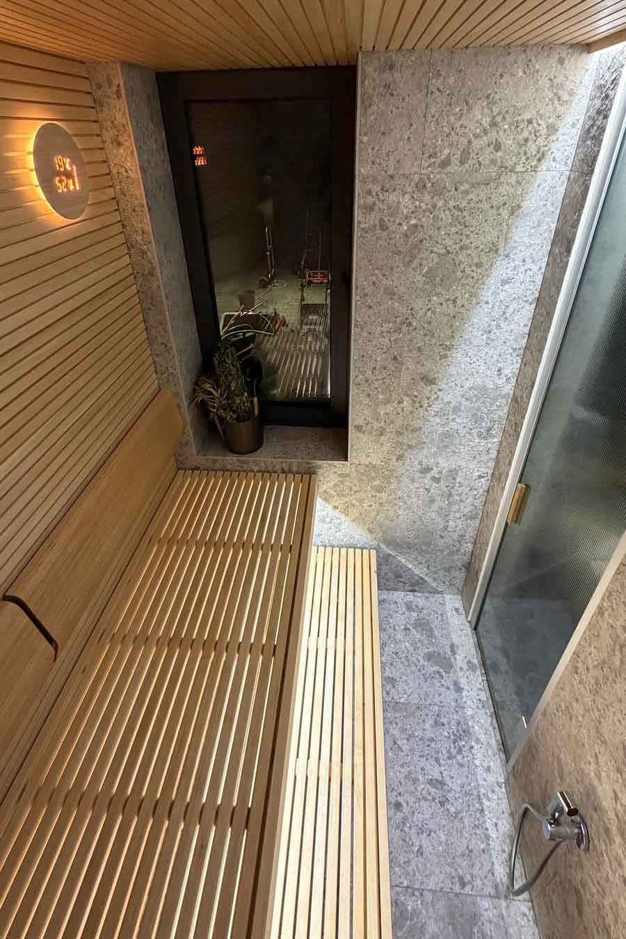 Sauna wykończona drewnem i kamieniem