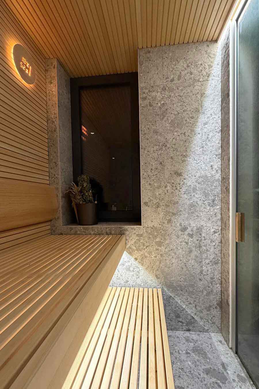 Sauna wykończona drewnem i kamieniem