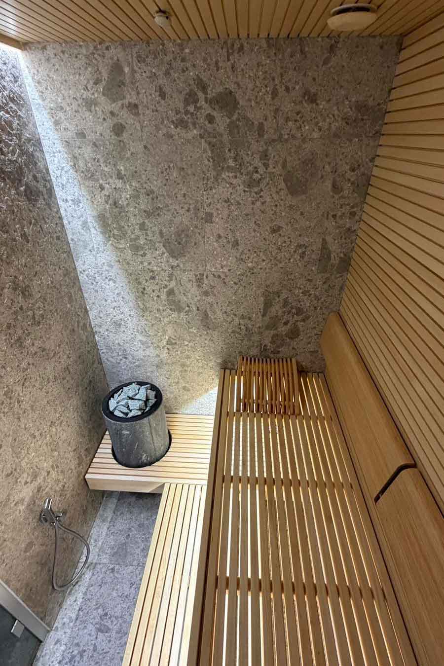 Sauna wykończona drewnem i kamieniem